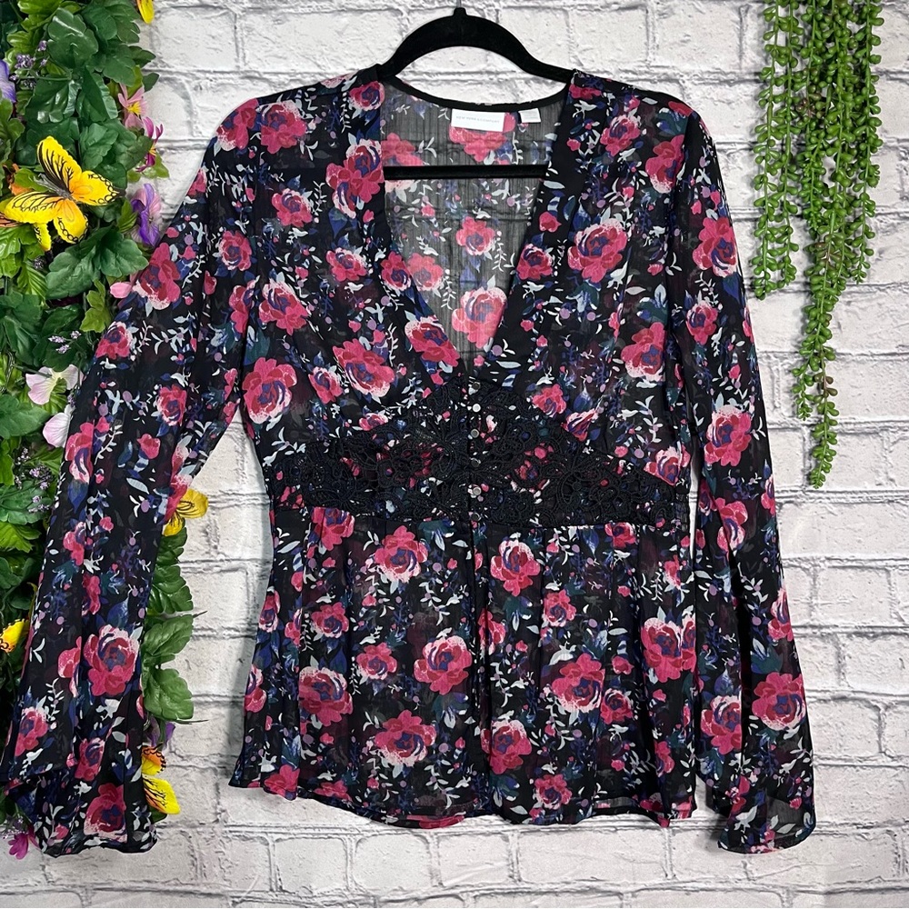 ¥💙2/$40💙New York & Company Floral Printed Bell Sleeve V Neck Blouse Size M